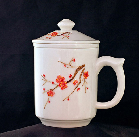 白玉瓷のマグカップ 手描き紅梅