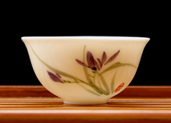 薄胎の小茶杯　手描き紫蘭