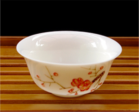 白玉瓷の茶杯 手描き紅梅