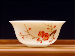白玉瓷 茶杯 手描き紅梅