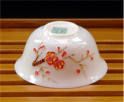 白玉瓷の茶杯 手描き 紅梅