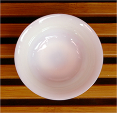 白玉瓷の茶杯 紅梅