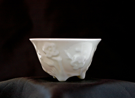 白玉瓷の浮き彫り　梅花三脚杯
