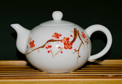 白玉瓷 茶壺　浮き彫り 手描き紅梅